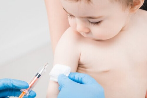 Debatte über Impfungen - Baby wird geimpft
