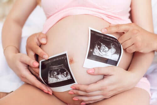 Eizellspende - schwangere Frau mit Ultraschallbildern