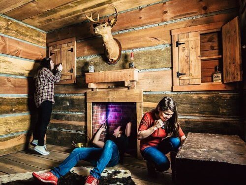 Escape Rooms - Kinder beim Suchen