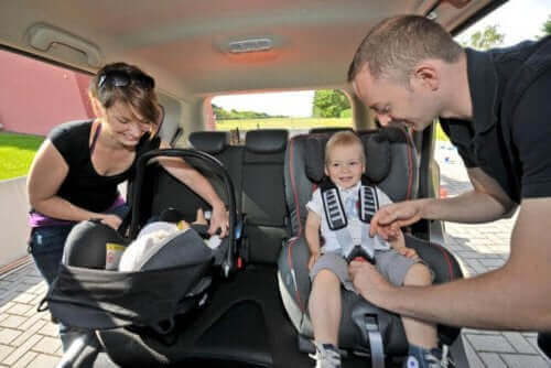 Kindersitze - Eltern mit Kindern