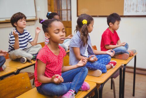 Unterricht effektiver - meditierende Kinder