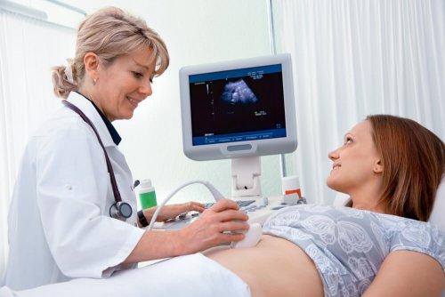 Eizellspende - schwangere Frau Ultraschalluntersuchung