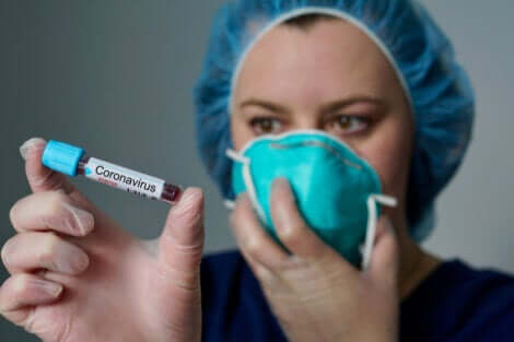 Ärztin mit Test auf Coronavirus
