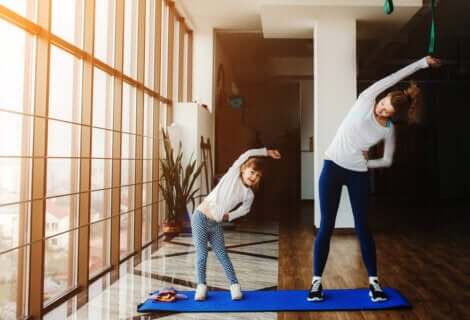 Ausgangsbeschränkung: Mutter und Kind machen gemeinsam Gymnastik