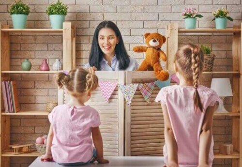 Es ist möglich, das symbolische Spiel bei Kindern mit Austismus zu fördern. Hilf deinem Kind diese Art des Spiels durch Spiele und Geschichten zu entwickeln und du wirst eine Verbesserung der sozialen Fähigkeiten feststellen.