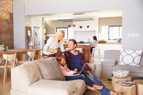 Eltern mit den Kindern zu Hause