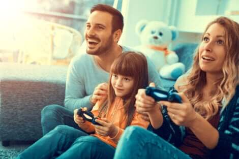 Famiie spielt gemeinsam Videogames