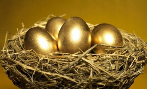Eine weitere kurze Fabel über wichtige Werte für Kinder ist die Geschichte „Die Henne, die goldene Eier legte“. 