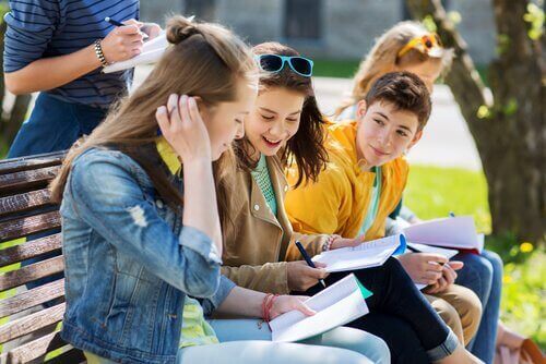 Ermutige deine Kinder dazu, sich im Sommer an Aktivitäten zu beteiligen. Nimm dir auch die Zeit und hilf ihnen dabei, an ihren schulischen Aufgaben zu arbeiten.