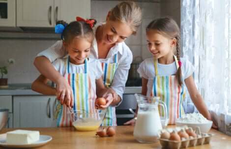 Während der Ausgangsbeschränkungen: Familie kocht gemeinsam