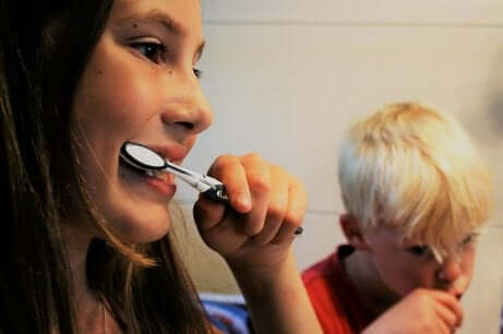 Zwei Kinder putzen sich die Zähne