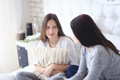 Auseinandersetzungen mit Teenagern: Mutter spricht mit Tochter