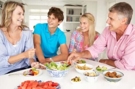 FAmilie isst gemeinsam