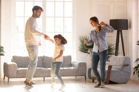 In Bewegung bleiben: Eltern tanzen mit ihrer Tochter