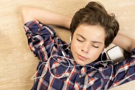 Junge hört Musik