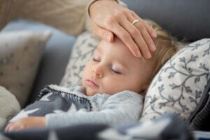 Kind hat Husten oder Fieber: Was tun während der Ausgangsbeschränkung?