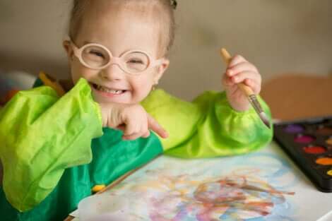 Kinder mit geistiger Behinderung: lachendes Kind mit Down-Syndrom