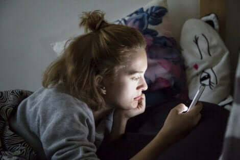 Mädchen mit Handy in Kontakt mit anderen Jugendlichen