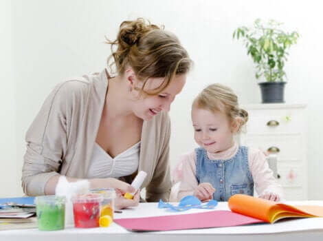 Mutter und Tochter basteln