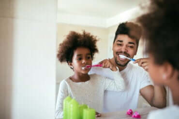 Tägliche Routine: Vater und Kind putzen sich die Zähne