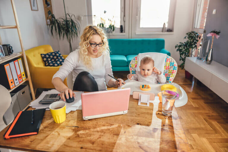 Zu Hause arbeiten und gleichzeitig Kinder betreuen