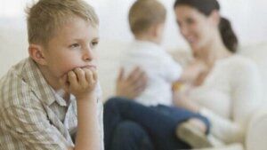 Erziehungsfehler, die zu Eifersucht unter Geschwistern führen können