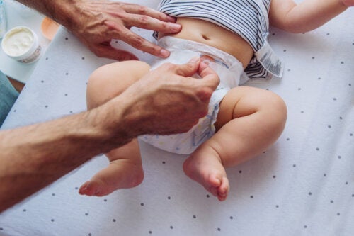 Blutiger Stuhlgang bei Babys: Was du wissen musst