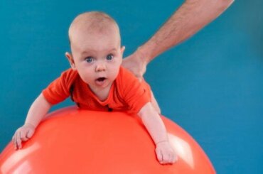 4 Übungen, die Babys helfen, ihren Kopf hochzuhalten