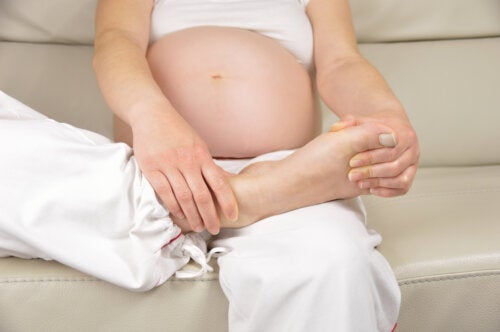 Beinschwellungen in der Schwangerschaft: 10 Hausmittel zur Linderung