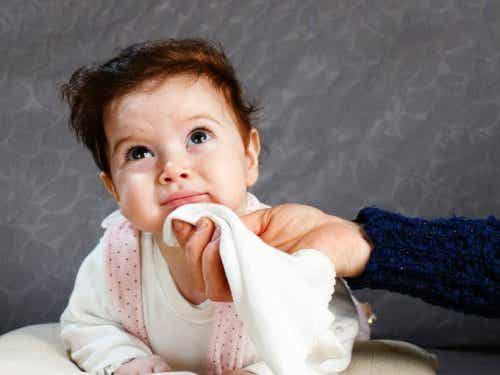 nach dem Stillen-Baby übergibt sich