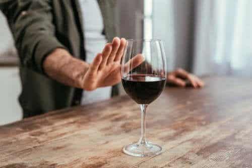 Verantwortungsvoller Alkoholkonsum - Mann lehnt Rotwein ab