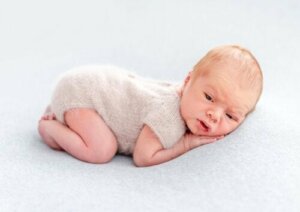 Die Froschhaltung: Warum ist sie für Babys wichtig?