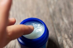 Wick VapoRub®: Kinderärzte raten von der Anwendung bei Kindern ab