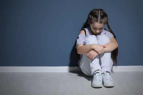 Auswirkungen häuslicher Gewalt auf Kinder- zusammengekauertes Mädchen