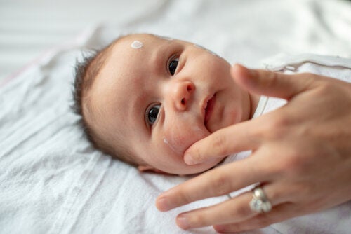 Wie versorge ich die Haut meines Babys mit Feuchtigkeit?