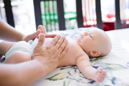 Shiatsu-Massage für Babys - Mutter massiert Baby