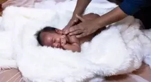 Shiatsu-Massage für Babys - Baby auf dem Bauch