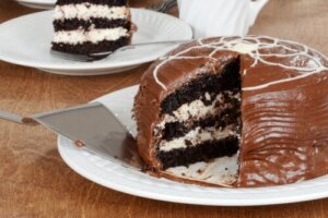 Schokoladenbiskuitkuchen mit Sahnefüllung: Ein köstliches Rezept