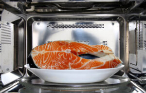 Lachs aus der Mikrowelle: Ein einfaches und schnelles Rezept für die ganze Familie
