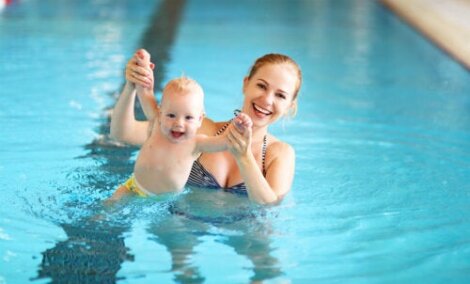 7 Schwimmübungen für Babys