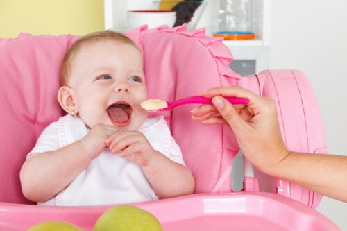 5 Lebensmittel zur Förderung der Gehirnentwicklung deines Babys