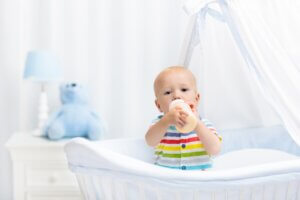 Baby im Stubenwagen