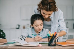 Wie man Kindern bei den Hausaufgaben hilft (ohne sie selbst zu machen)
