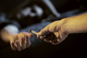 Wie man einem Kind hilft, das Marihuana raucht