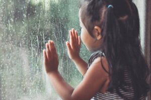 7 unterhaltsame Aktivitäten für Kinder an einem verregneten Sonntag