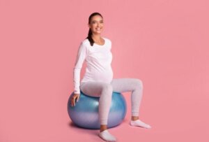 5 Übungen mit dem Ball für schwangere Frauen