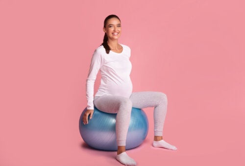 5 Übungen mit dem Ball für schwangere Frauen
