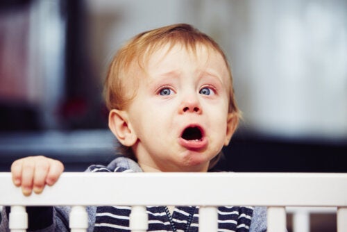 Solltest du dein Baby allein in seinem Bettchen lassen?
