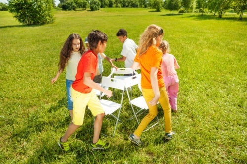 8 traditionelle Spiele für Familienspaß