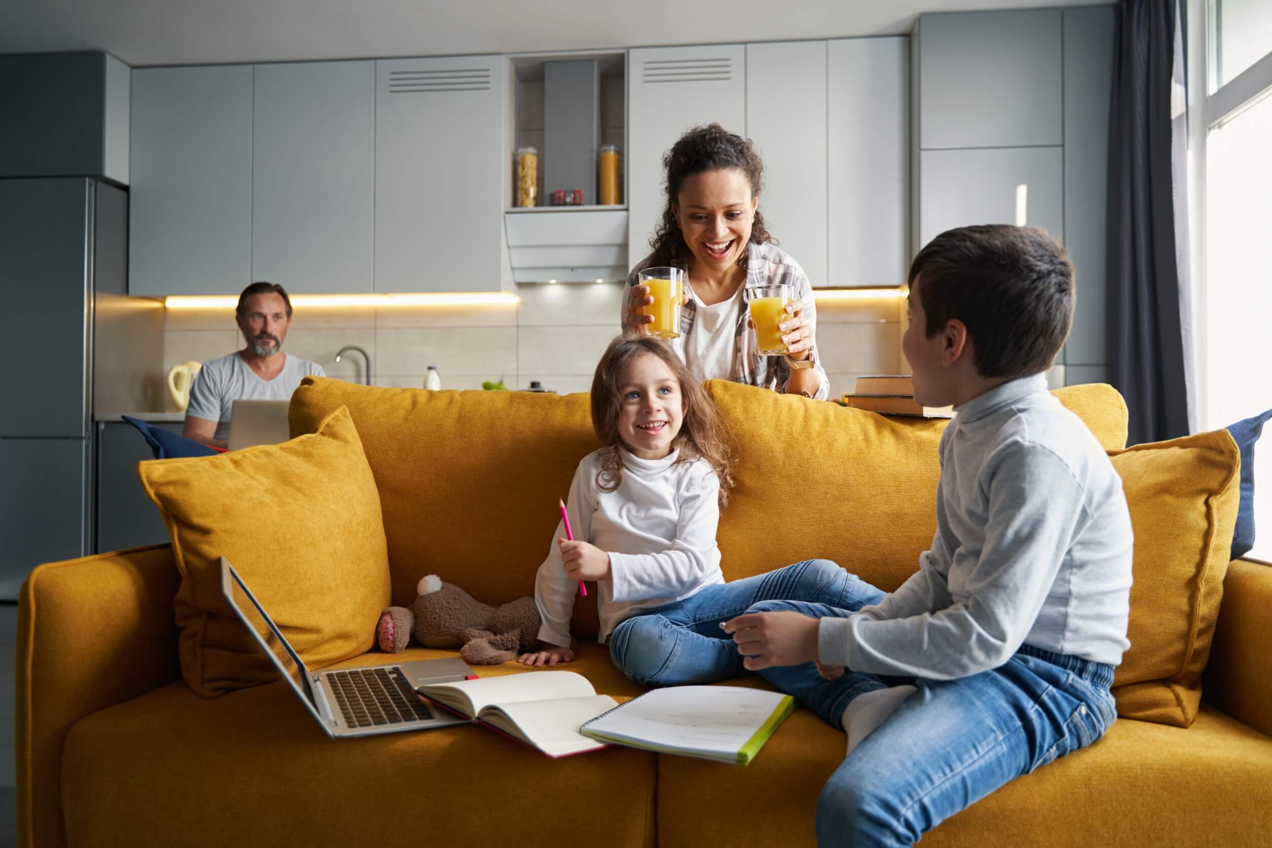 expat-familie beim planen